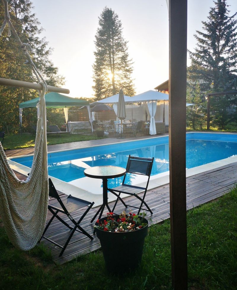 Piscine avec chaises et fleurs